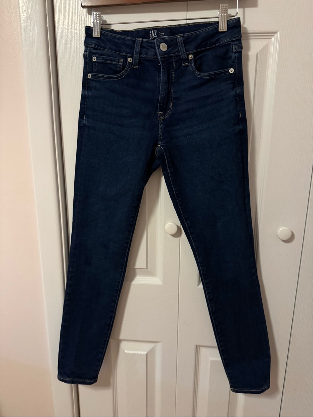 GAP Women’s Universal Legging Jeans in Dark Wash Denim 4/27R